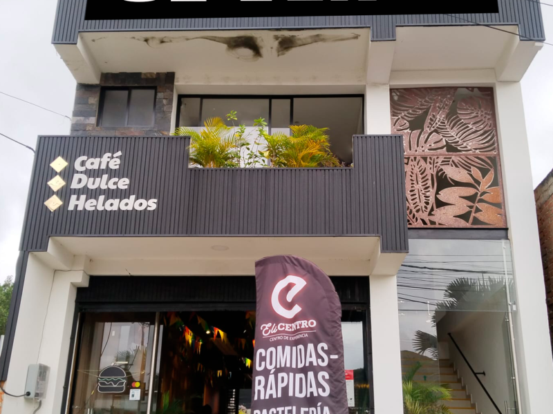 ¡OPORTUNIDAD ÚNICA! Edificio Comercial y lotes