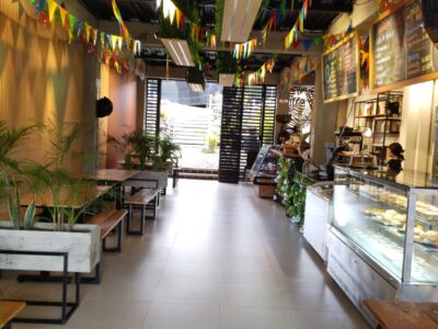 ¡OPORTUNIDAD ÚNICA! Edificio Comercial y lotes