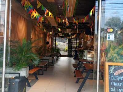 ¡OPORTUNIDAD ÚNICA! Edificio Comercial y lotes