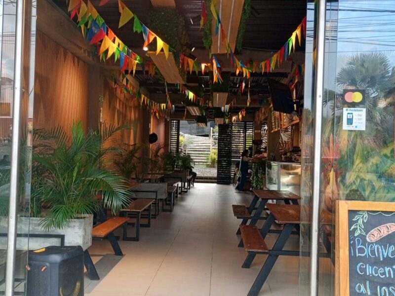 ¡OPORTUNIDAD ÚNICA! Edificio Comercial y lotes