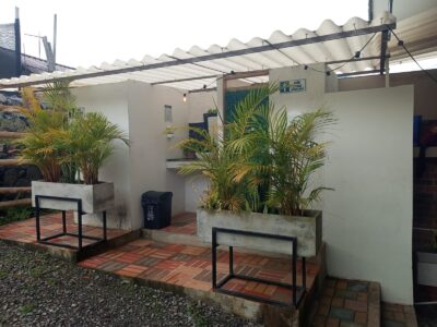 ¡OPORTUNIDAD ÚNICA! Edificio Comercial y lotes