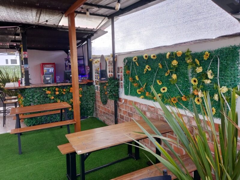 ¡OPORTUNIDAD ÚNICA! Edificio Comercial y lotes