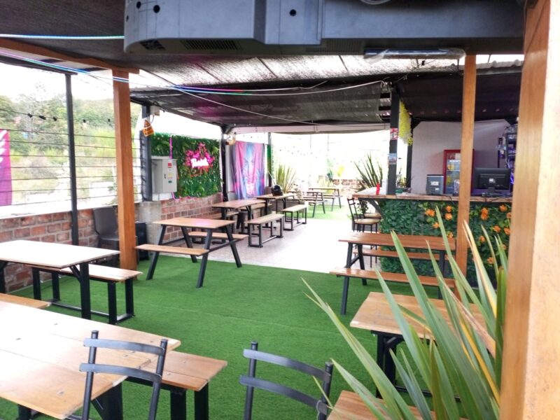 ¡OPORTUNIDAD ÚNICA! Edificio Comercial y lotes