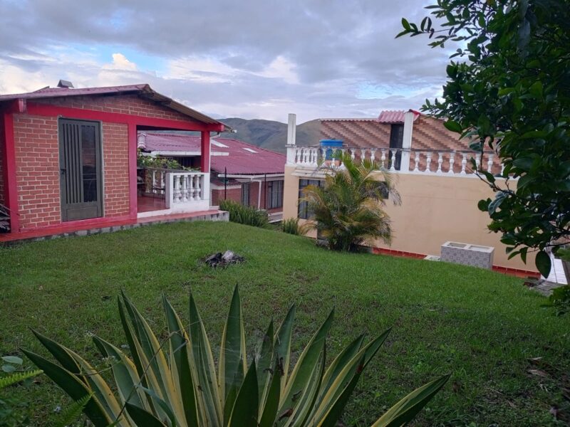 CASA EN VENTA EL BARRIO PEDREGAL CHACHAGÜÍ
