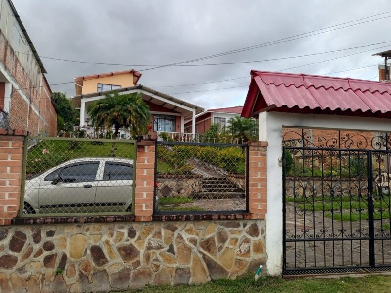 CASA EN VENTA EL BARRIO PEDREGAL CHACHAGÜÍ