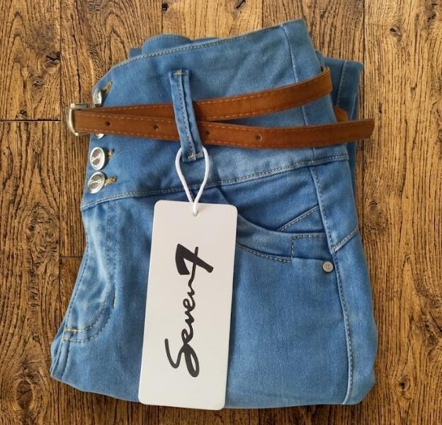 JEANS DE MARCA. LEVANTA COLA, CONTROL ABDOMEN, CON FAJA GRADUABLE INCLUIDA, CON CINTURÓN, EN MARCA SEVEN 7 Y EB