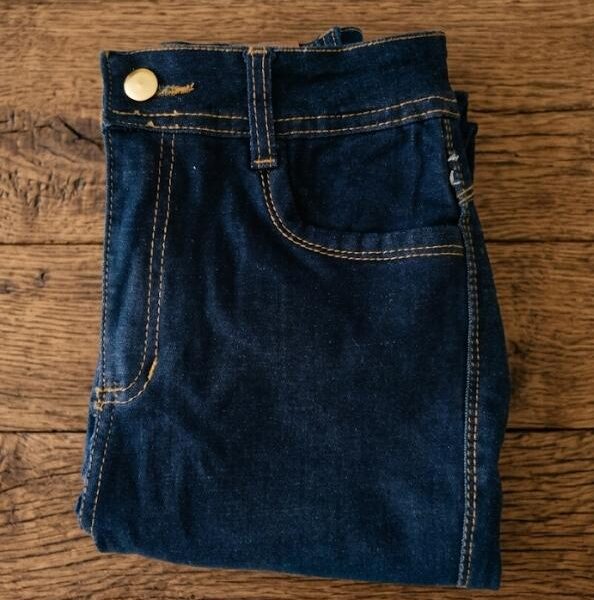 JEANS DE MARCA. LEVANTA COLA, CONTROL ABDOMEN, CON FAJA GRADUABLE INCLUIDA, CON CINTURÓN, EN MARCA SEVEN 7 Y EB